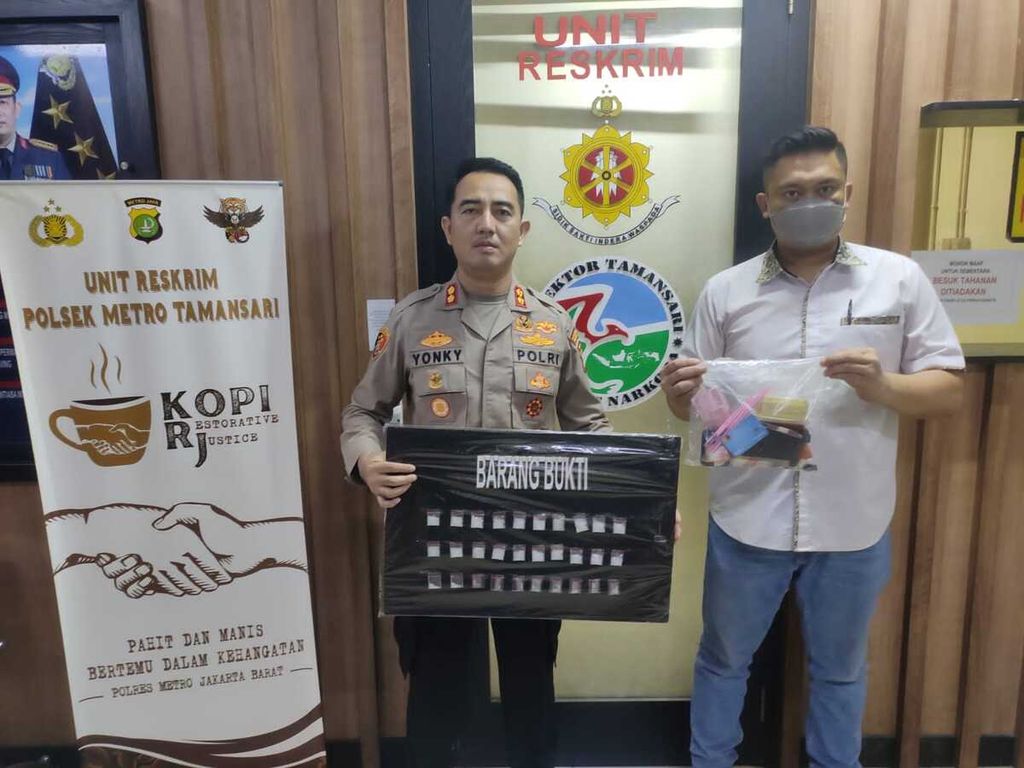 Kapolsek Taman Sari Ajun Komisaris Besar Rohman Yonky Dilatha menunjukkan barang bukti berupa paket sabu siap edar yang disita dari pengedar narkoba di wilayah mereka.