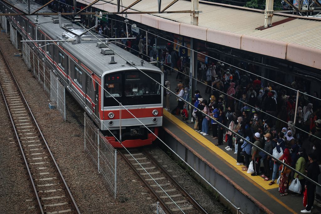 Para penumpang menunggu kereta rel listrik (KRL) berhenti di Stasiun Tanah Abang, Jakarta Pusat, Selasa (6/12/2022). Badan Pusat Statistik (BPS) mencatat, sektor transportasi mengalami inflasi tahunan (year on year) sebesar 15,45 persen pada November 2022. Angka ini menjadi yang tertinggi dibandingkan kelompok pengeluaran lainnya. Adryan Yoga Paramadwya (Z20) 06-12-2022