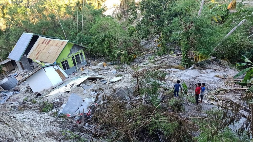 Satu dusun di Desa Tunbaun, Kecamatan Amarasi Barat, Kabupaten Kupang, hilang terbawa banjir dan longsor saat badai Seroja melanda daerah itu, Senin (5/4/2021) dini hari. Tidak ada korban jiwa, tetapi kehidupan 389 warga Desa Tunbaun cukup memprihatinkan.