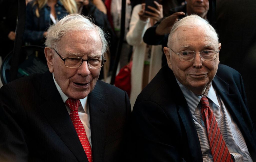 Pendiri dan pemimpin Berkshire Hathaway Warren Buffet (kiri) dan Wakil Pemimpin Berkshire Hathaway Charlie Munger dalam salah satu kegiatan Berkshire Hathaway di Nebraska, Amerika Serikat, pada Mei 2019.