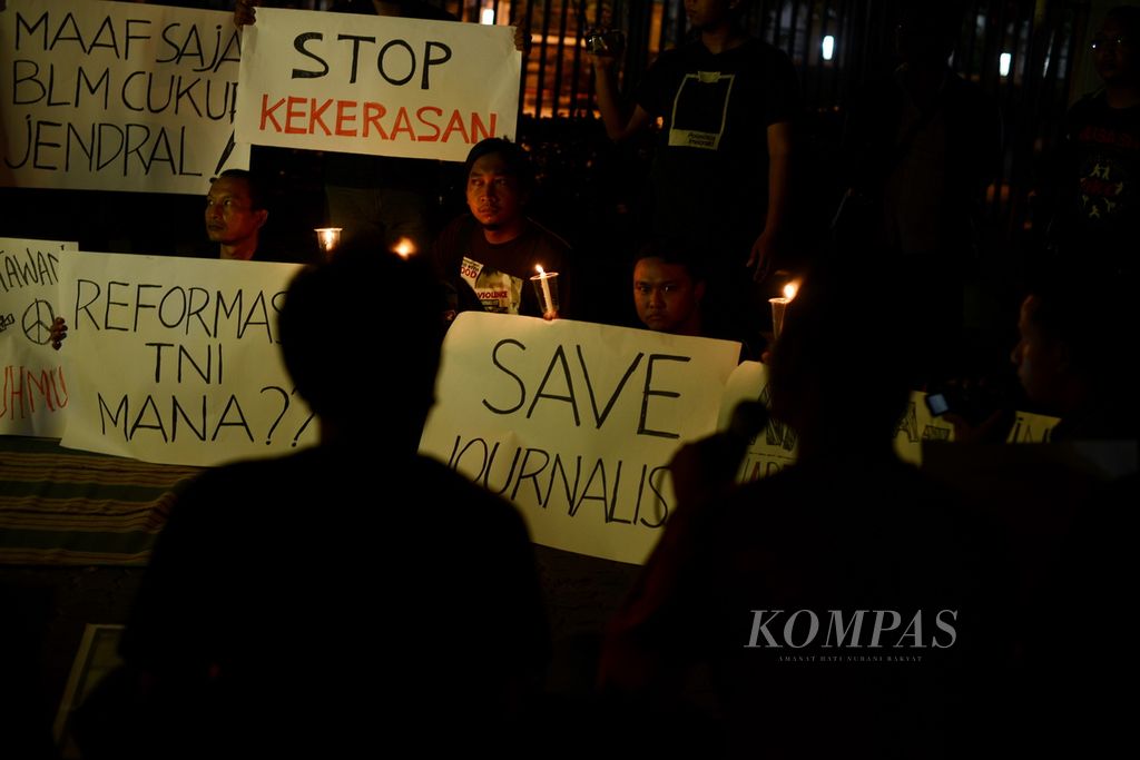 Puluhan jurnalis dari media cetak, elektronik, dan media daring menggelar aksi solidaritas menentang kekerasan terhadap jurnalis di halaman kantor Persatuan Wartawan Indonesia (PWI) Jateng di Kota Semarang, Selasa (16/10) malam. 