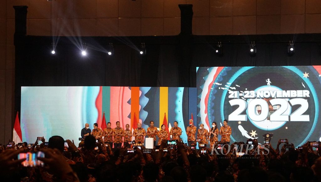 Presiden Joko Widodo dan para peserta Munas Ke-17 Hipmi, di Kota Surakarta, Jawa Tengah, Senin (21/11/2022). Dalam kesempatan itu, Presiden berpesan agar elite politik menjaga kondusivitas menjelang Pemilu 2024.