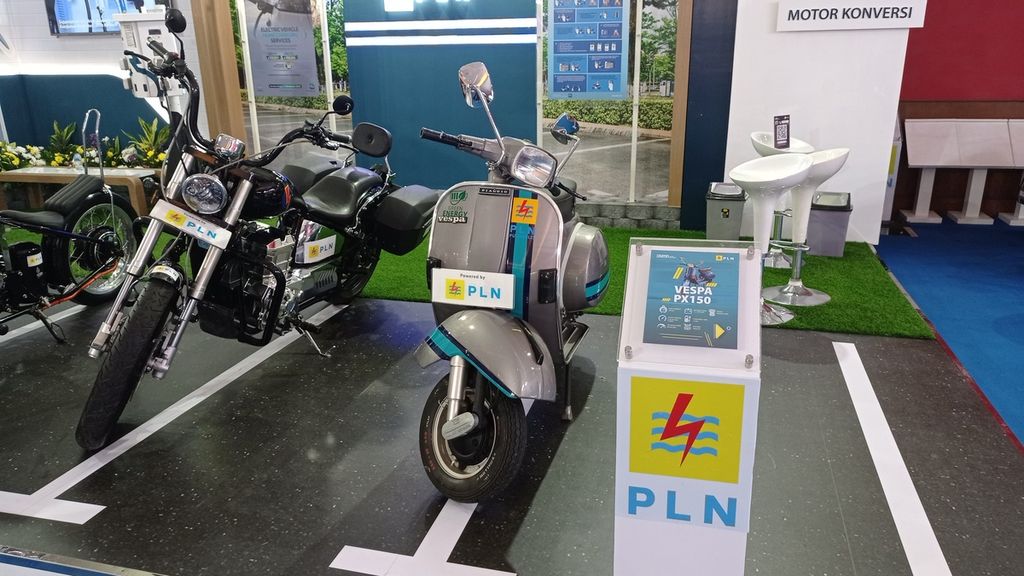 Sepeda motor yang telah dikonversikan ke kendaraan listrik oleh PT Perusahaan Listrik Negara (Persero) ditampilkan dalam IIMS 2023 di Jakarta International Expo, Kemayoran, Jakarta Pusat, Kamis (16/2/2023).