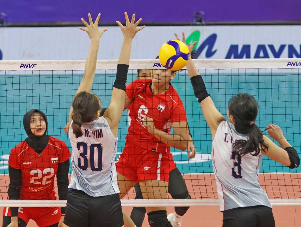 <i>Middle blocker</i> of the Indonesian women's national volleyball team, Geofanny Eka Chayaningtyas, shoots during the match against Hong Kong in the 2024 AVC Challenge Cup match at the Rizal Memorial Stadium, Manila, Philippines, Thursday (23/5/2024).