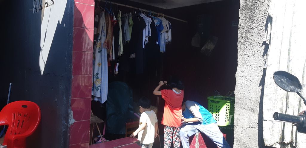 Suasana depan rumah anak yang menjadi korban kekerasan dalam rumah tangga di Kelurahan Tanjung Duren Selatan, Grogol Petamburan, Jakarta Barat, Senin (23/5/2022). Percekcokan yang terjadi antara suami istri sebulan terakhir berdampak pada beberapa dari lima anak mereka.
