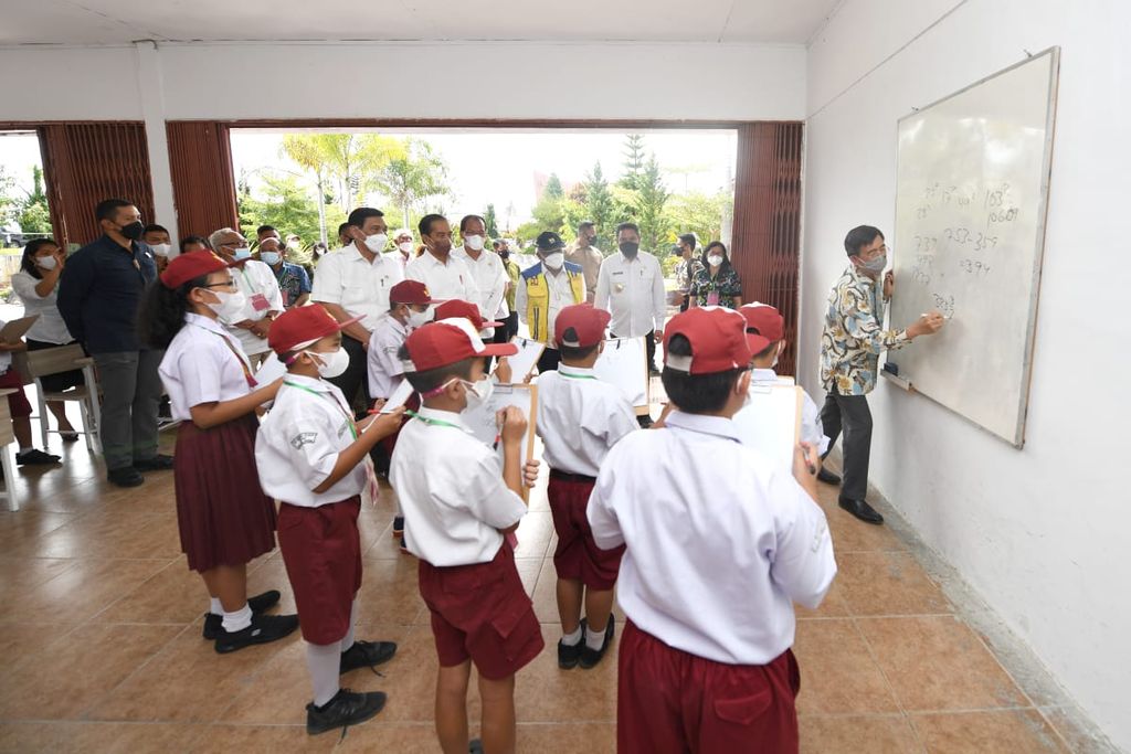 Di luar agenda yang telah ditetapkan, Presiden Joko Widodo bertemu dengan sejumlah anak yang tengah belajar matematika di kawasan Kantor Bupati Humbang Hasundutan, Provinsi Sumatera Utara, 3 Februari 2022.