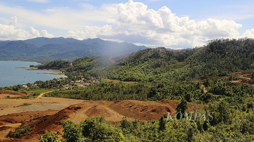 Lokasi tambang berada di gunung tak jauh dari permukiman dan laut di Desa Mandiodo, Kecamatan Molawe, Kabupaten Konawe Utara, Sulawesi Tenggara, seperti terlihat pada Jumat (3/11). Tambang di pegunungan merusak secara nyata ekosistem pesisir. 