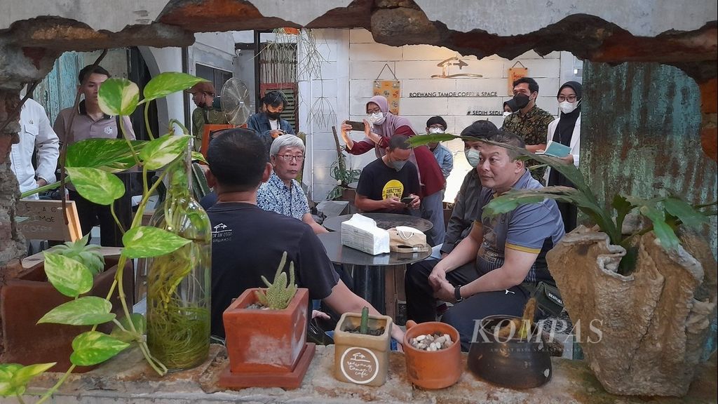 Suasana jelang bedah buku <i>Absolute Coffee </i>di Roewang Tamoe Caffee, Malang, Jawa Timur, Rabu (6/4/2022) petang. Tampak pengarang buku, Prawoto Indarto (memakai batik, berkacamata), dan Wakil Bupati Malang Didik Gatot Subroto (kanan) hadir pada kegiatan itu.