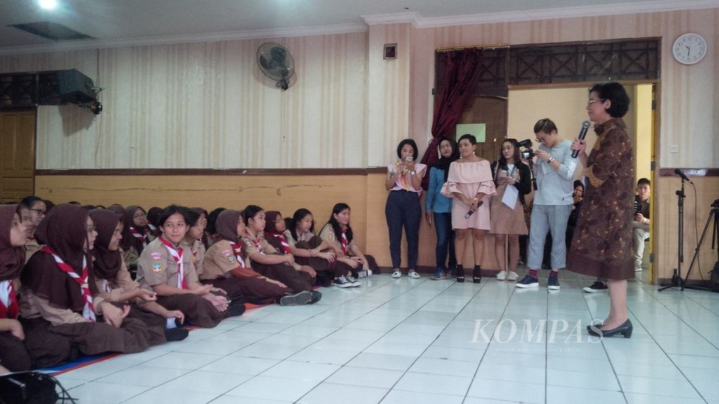 Kepala Subdirektorat Kesehatan Usia Sekolah dan Remaja Kementerian Kesehatan Christina Manurung memberi pemaparan tentang pentingnya menjaga kesehatan organ reproduksi selama menstruasi di hadapan siswi kelas VII SMPN 115 Jakarta, Rabu (14/3/2018).