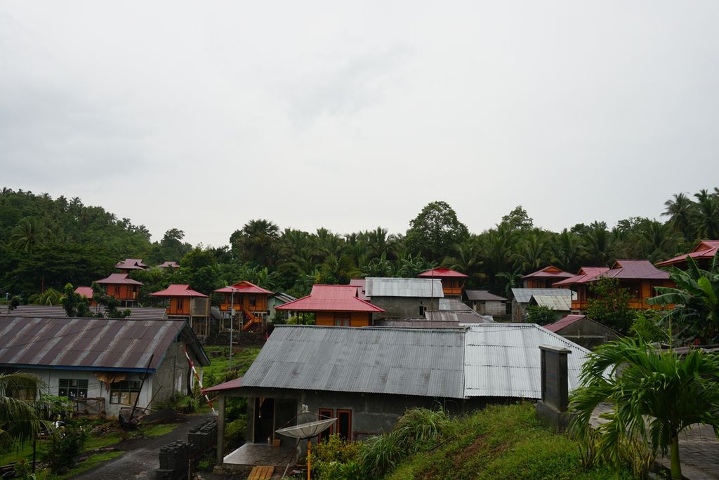 Rumah-rumah penginapan berdiri di Desa Kinunang, Likupang Timur, Minahasa Utara, Sulawesi Utara, untuk menjadi penginapan alternatif di area Kawasan Ekonomi Khusus (KEK) Pariwisata Likupang, Kamis (8/4/2021). Sebanyak 254 penginapan dibangun di tiga desa sekitar KEK Likupang.