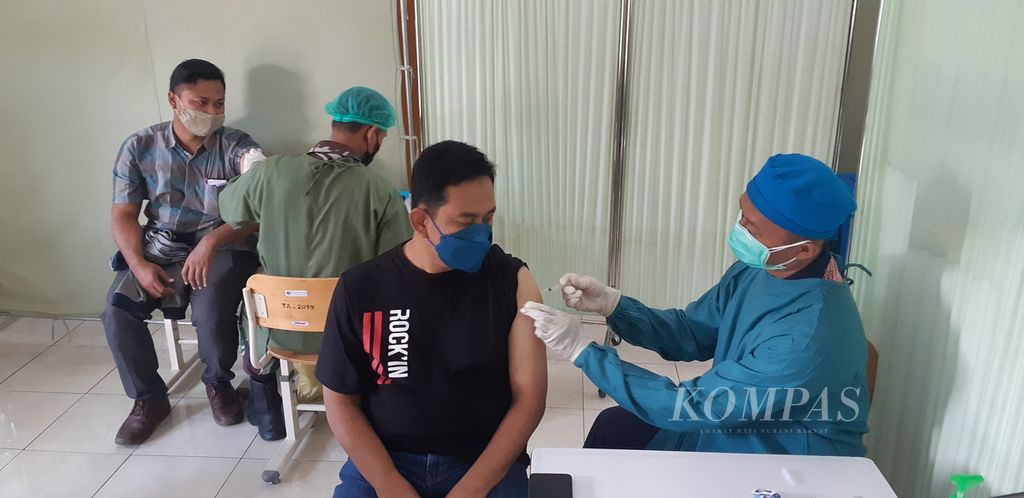 Warga Malang Raya mengikuti vaksinasi <i>booster </i>di Polkesma Malang, Selasa (08/02/2022). Menyukseskan vaksinasi dinilai merupakan salah satu upaya mencegah terus meluaskan Covid-19. 
