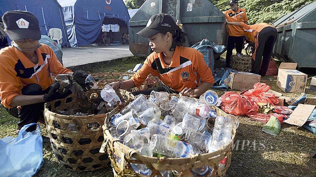 Petugas Dinas Lingkungan Hidup dan Pertanahan Kabupaten Klungkung menyortir sampah plastik dari sampah yang dihasilkan pengungsian bencana Gunung Agung di GOR Swacepura, Kabupaten Klungkung, Bali, Jumat (6/10/2017).