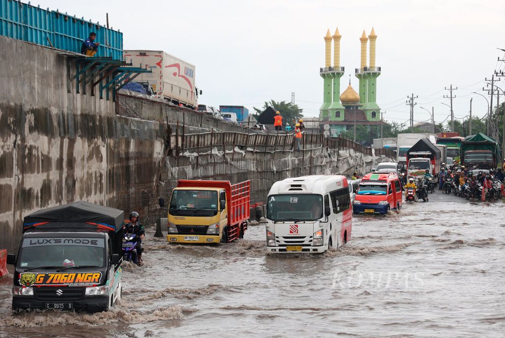 Kendaraan mengantre untuk melintasi genangan banjir yang melanda sejumlah titik jalur pantura di Kaligawe, Kota Semarang, Jawa Tengah, Rabu (13/3/2024). 