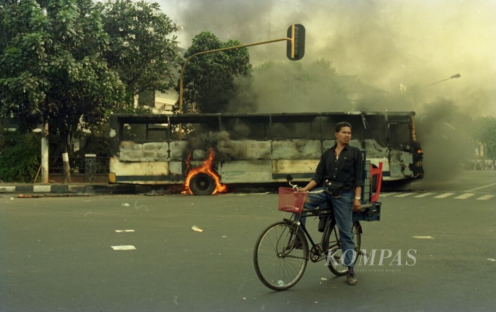 Kerusuhan 27 Juli — Panglima ABRI Jenderal TNI Feisal Tanjung hari Minggu (28/7) pagi di Jakarta memberikan keterangan kepada wartawan tentang kerusuhan 27 Juli 1996 (atas). Pada kesempatan itu, Pangab didampingi Kepala Staf Keempat Angkatan dan Polri. Tampak juga sebuah bus kota di perempatan Salemba Raya-Diponegoro, yang habis dibakar oleh massa dalam kerusuhan tersebut. 