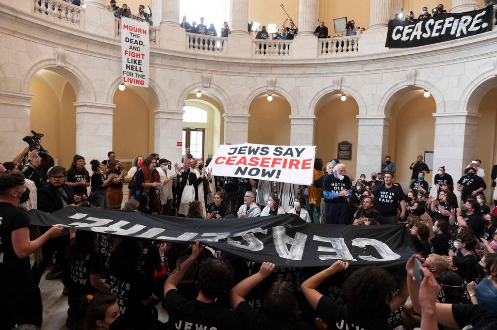 Perwakilan komunitas Yahudi Amerika Serikat berunjuk rasa di kantor Parlemen AS di Washington DC pada Desember 2023. Mereka mendesak gencatan senjata di Gaza.
