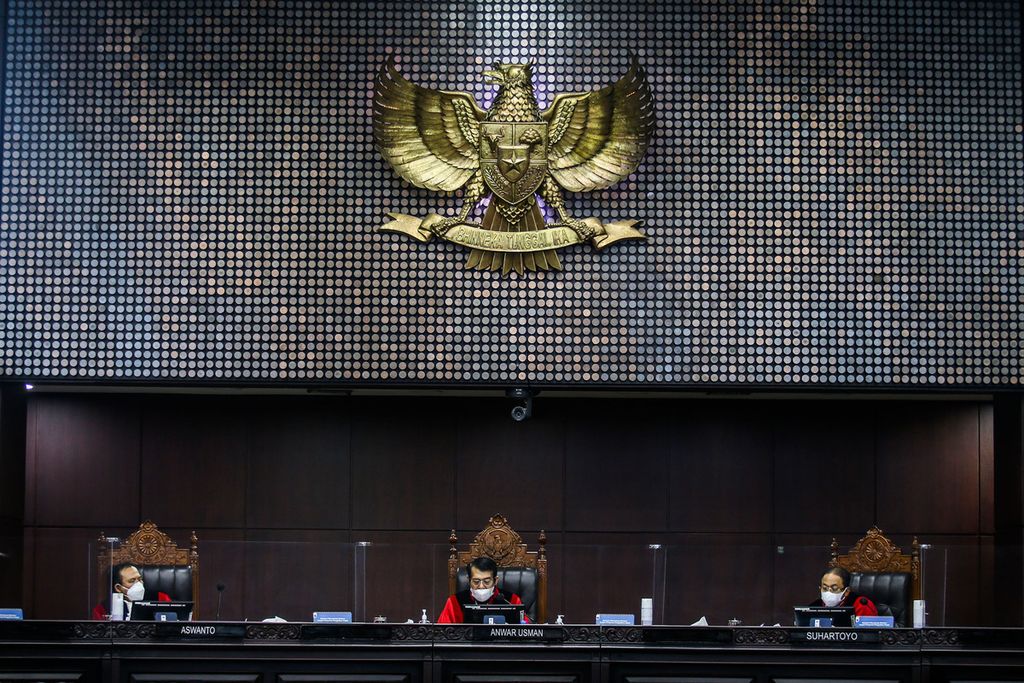 Majelis hakim membacakan sidang putusan uji materi UU ITE terkait pemblokiran internet di gedung Mahkamah Konstitusi (MK), Jakarta, Rabu (27/10/2021).