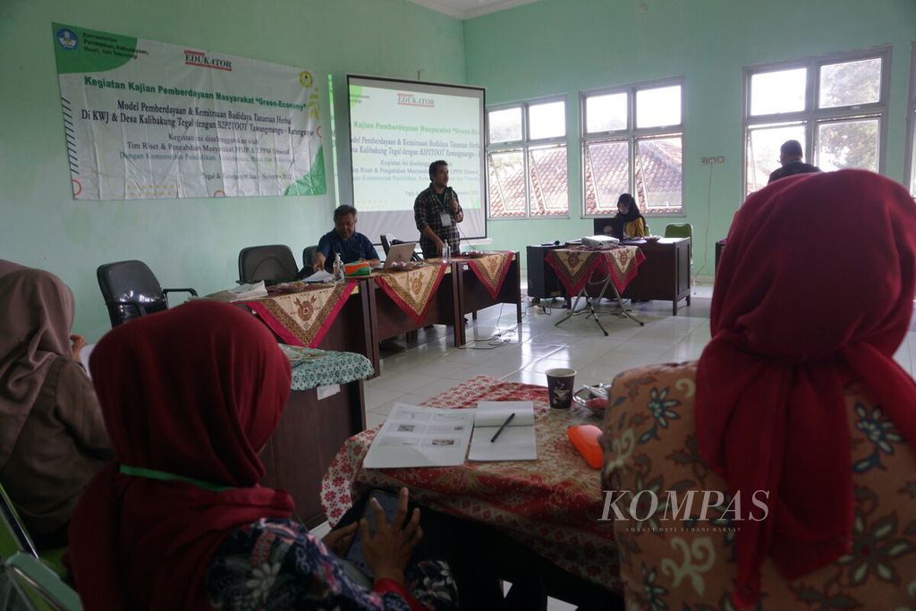 Para peserta mengikuti pelatihan pengolahan tanaman herbal di Wisata Kesehatan Jamu, Desa Kalibakung, Kecamatan Balapulang, Kabupaten Tegal, Jawa Tengah, Minggu (24/7/2022).