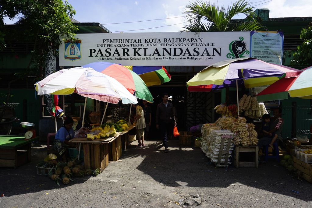 Suasana pintu masuk pasar tradisional Klandasan Balikpapan, Kalimantan Timur, Jumat (14/2/2020).