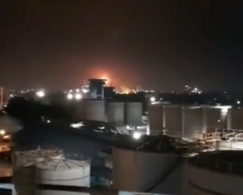 Tangkapan layar video kebakaran kilang minyak milik PT Kilang Pertamina Internasional Refinery Unit Dumai, Riau, Sabtu (1/4/2023) malam.