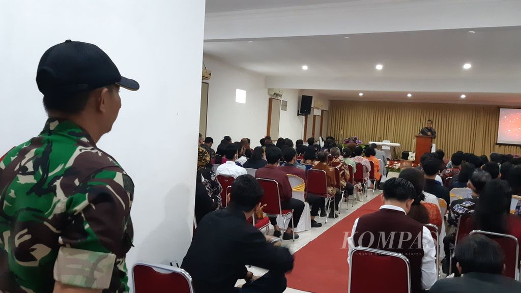 Suasana ibadah di Gereja Kristen Kemah Daud di Kecamatan Rajabasa, Kota Bandar Lampung, ramai pada Minggu (26/2/2023). Hari itu, sekitar 150 orang jemaat gereja menjalani ibadah dengan penjagaan aparat.