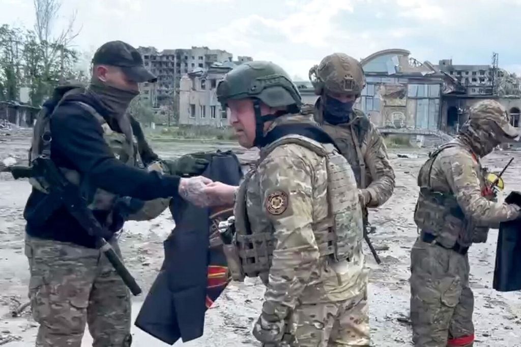 Sebuah gambar dari tangkapan layar video yang dirilis akun Telegram Concord, Selasa (20/5/2023) memperlihatkan pemimpin tentara bayaran  Wagner, Yevgeny Prigozhin, di kota Bakhmut, Ukraina. 