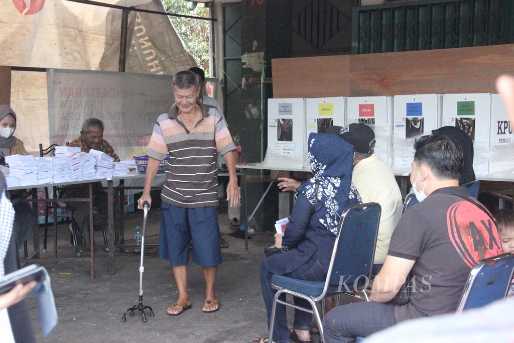 Seorang lansia tetap antusias datang ke tempat pemungutan suara di Kota Pontianak, Kalimantan Barat, Rabu (14/2/2024), kendati tertatih.