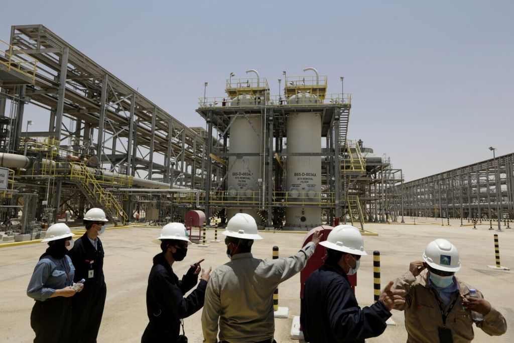 Rombongan wartawan meninjau kilang gas alam Aramco di Hawiyah, Arab Saudi, 28 Juni 2021. 