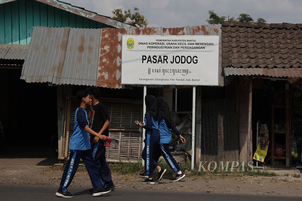 Murid SMP Negeri 1 Pandak mendatangi Pasar Jodog di Desa Gilangharjo, Pandak, Bantul, DI Yogyakarta, untuk mengikuti pelajaran Proyek Penguatan Profil Pelajar Pancasila (P5), Selasa (7/11/2023). 