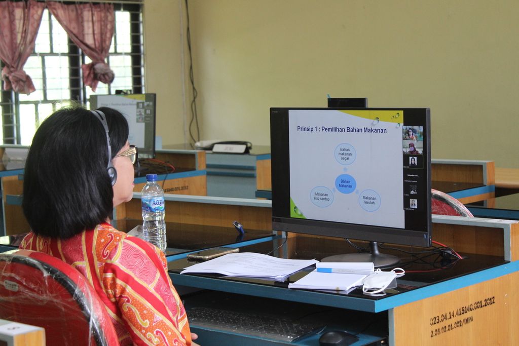 Peserta pelatihan mengikuti kegiatan yang dilaksanakan Yayasan Batang Kayu Garing bersama Badan Riset dan Inovasi Nasional (BRIN) di Kota Palangkaraya, Kalimantan Tengah, Rabu (13/4/2022). 