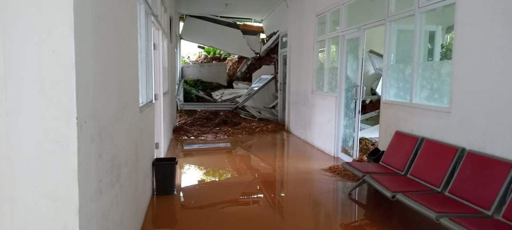 Salah satu ruangan di Puskesmas Muara Siberut, Kecamatan Siberut Selatan, Kepulauan Mentawai, Sumatera Barat, rusak dihantam longsor, Sabtu (12/8/2023).