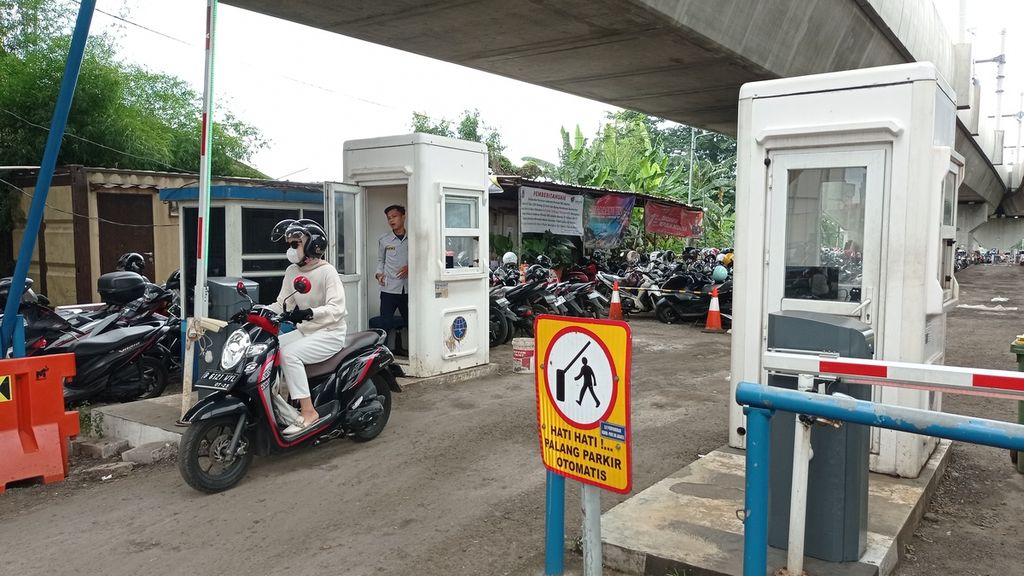 Suasana di Park and Ride MRT Lebak Bulus, Jakarta Selatan, Rabu (16/11/2022). Kantong parkir seluas 8.000 meter persegi ini menampung paling banyak 800 unit sepeda motor dan 180 mobil setiap harinya.