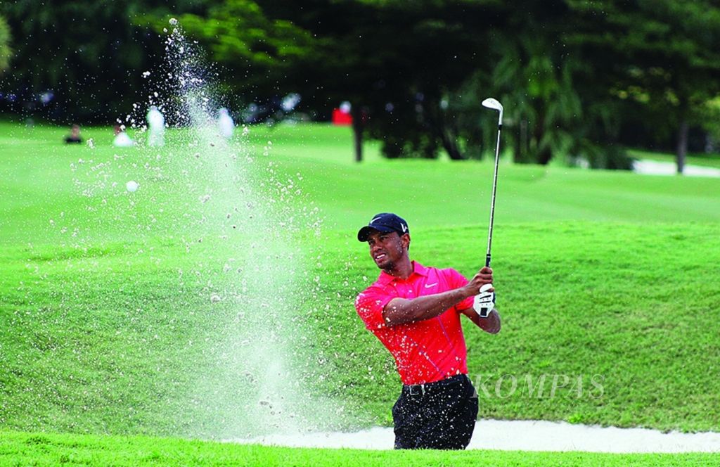 Ratusan penonton menyaksikan kebolehan legenda golf Tiger Woods dalam PGA Tour CIMB Classic di Kuala Lumpur, Malaysia, Minggu (28/10/2012). 