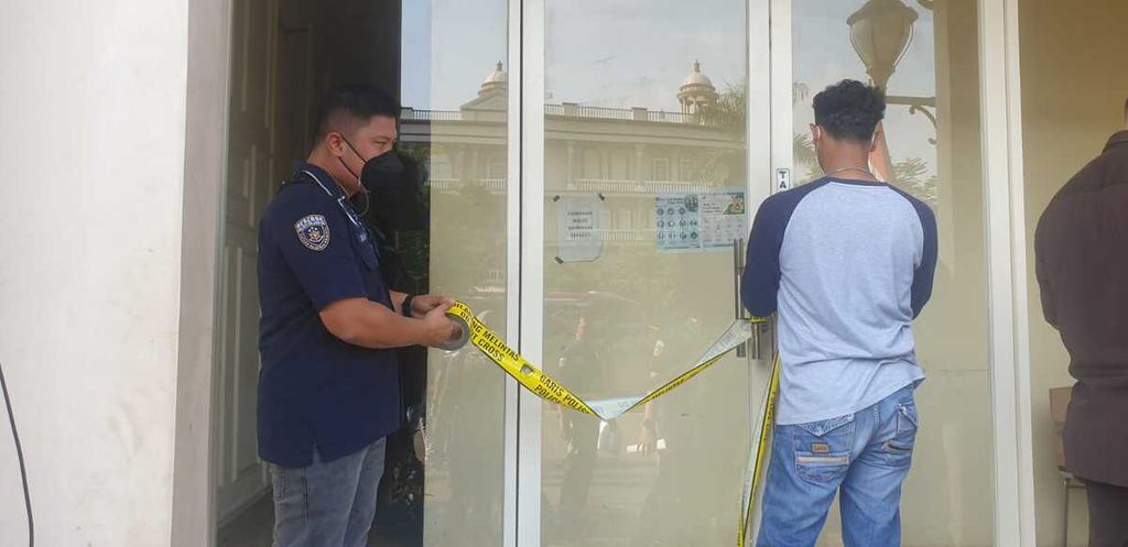Kepolisian Daerah Metro Jaya saat menggerebek perusahaan jasa penagih utang yang beroperasi di rumah toko Green Lake City, Tangerang, Kamis (14/10/2021).