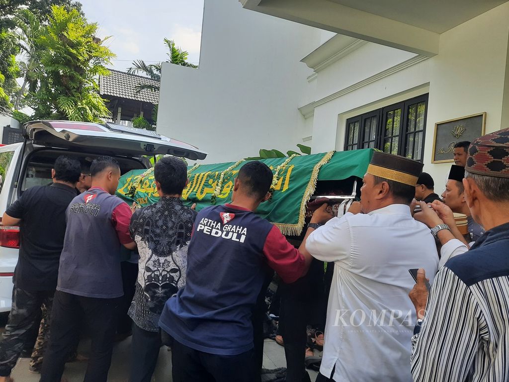 Para petugas mengangkat jenazah Mantan Menteri Negara Pendayagunaan Badan Usaha Milik Negara (BUMN) Tanri Abeng (82) di kediamannya, Jakarta Selatan, Minggu (23/6/2024). 