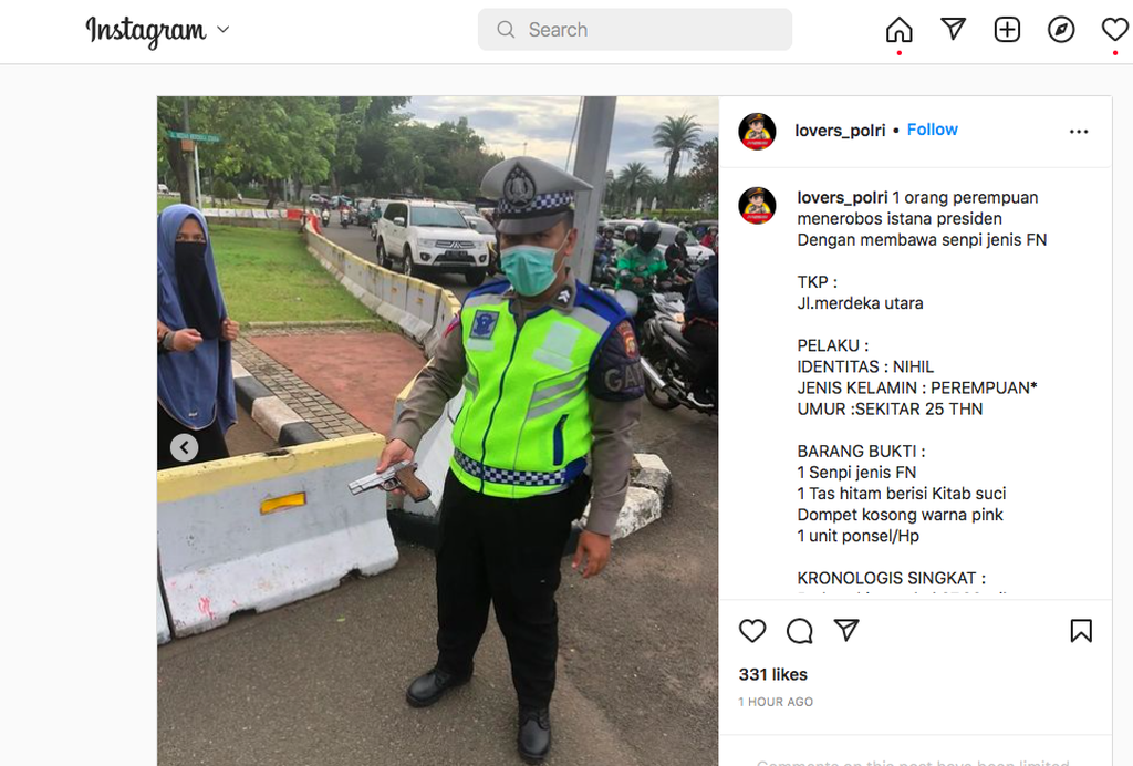 Seorang perempuan yang membawa senjata api diamankan oleh Pasukan Pengamanan Presiden (Paspampres) di depan Istana Merdeka, Jakarta, Selasa (25/10/2022)