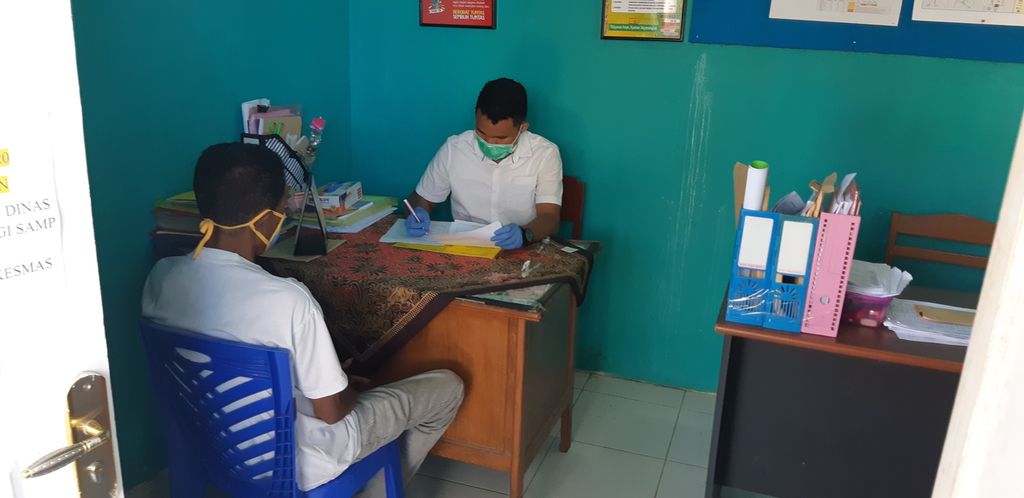 Monitoring dan pemberian obat bagi seorang warga yang menderita tuberkulosis di Puskesmas Kampung Harapan, Distrik Sentani Timur, Kabupaten Jayapura, Papua, Rabu (18/3/2020).
