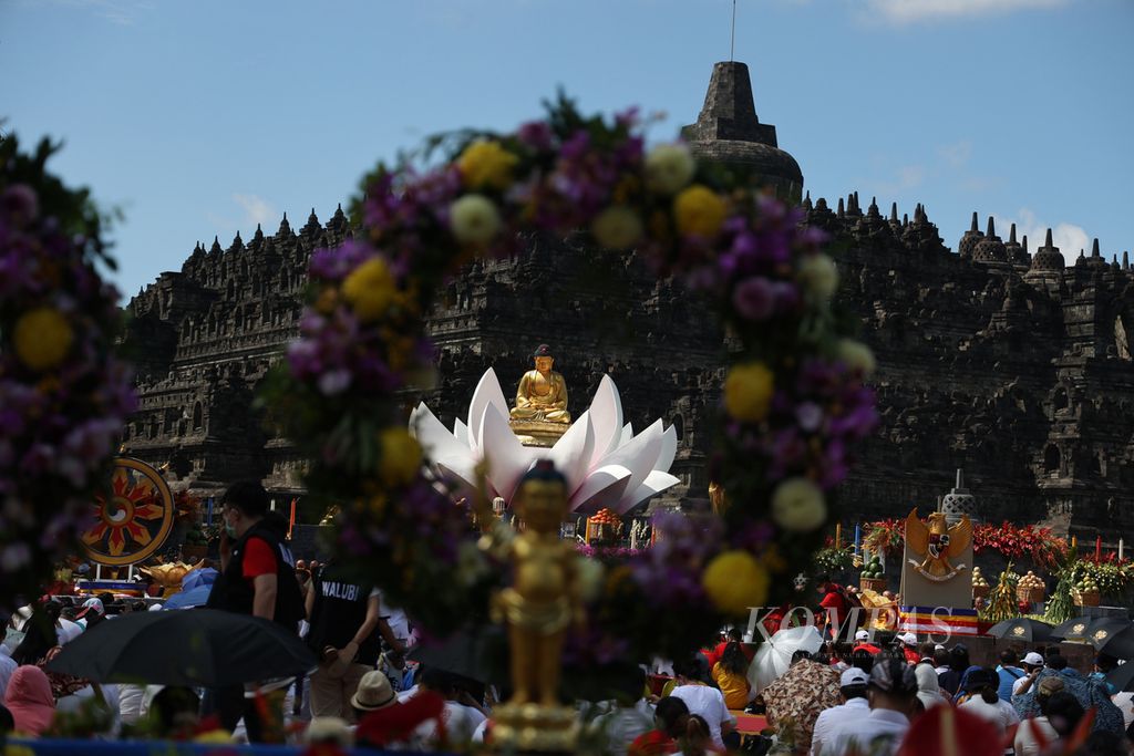 Buddhists attend the commemoration of Vesak 2566 BE at Borobudur Temple, Magelang, Central Java, Monday (16/5/2022).