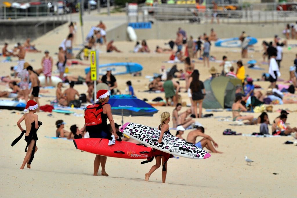 Pelancong menikmati cuaca musim panas di Pantai Bondi, Sydney, New South Wales, Australia, 22 Desember 2021. 