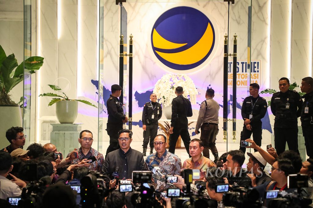 Kuasa hukum Menteri Pertanian Syahrul Yasin Limpo, Febri Diansyah (kedua dari kiri) dan Rasamala Aritonang (kedua dari kanan), menyampaikan keterangan pers di Nasdem Tower, Jakarta, Rabu (4/10/2023).