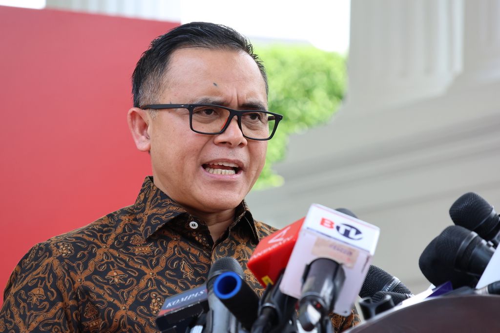 Minister of State Apparatus Empowerment and Bureaucratic Reform, Azwar Anas, delivered a statement after a full cabinet meeting at the Presidential Palace in Jakarta on Tuesday (9/1/2024).