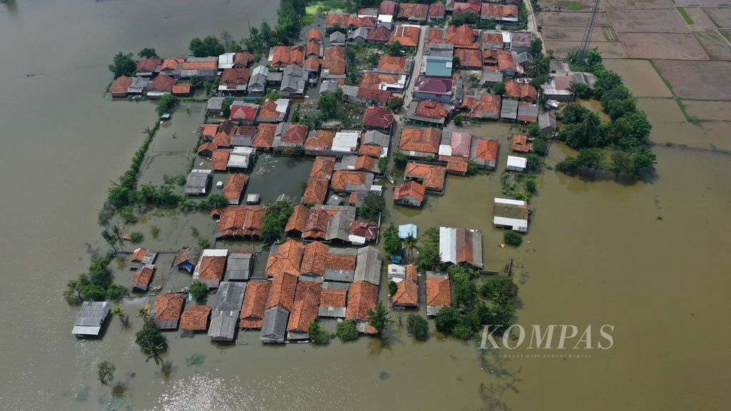 Hunian warga di Kampung Kaampek yang terendam luapan Kali Citarum dan Kali Cibeet di Desa Karangligar, Kecamatan Telukjambe Barat, Kabupaten Karawang, Jawa Barat, Selasa (6/12/2022). 