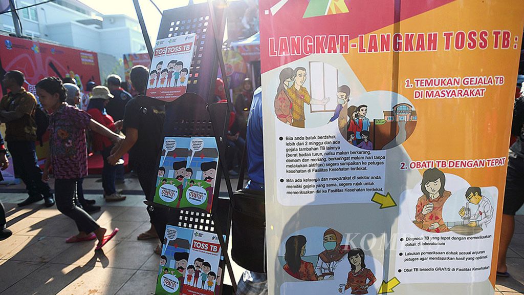 Poster cara pencegahan terpasang saat kampanye Cegah Tuberkulosis di Jalan Darmo, Surabaya, Minggu (25/3/2018). Kampanye yang diisi dengan pembagian brosur serta diskusi itu digunakan warga untuk mengetahui gejala serta pengobatan tuberkulosis.
