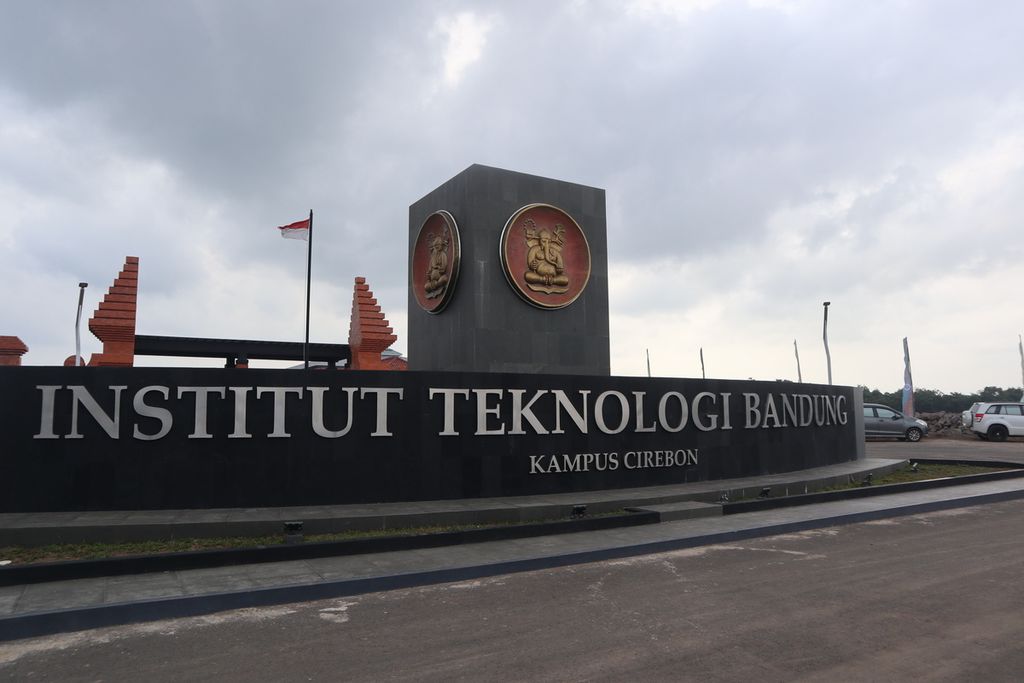Potret bagian depan Institut Teknologi Bandung Kampus Cirebon di Kecamatan Arjawinangun, Kabupaten Cirebon, Jawa Barat, Senin (17/1/2022). Kampus tersebut mulai beroperasi sejak Senin untuk sejumlah program studi.