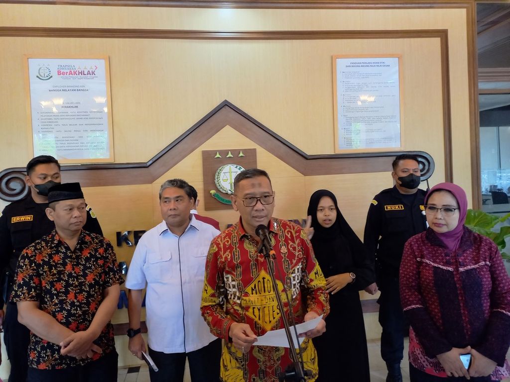 Kepala Kejaksaan Tinggi Daerah Istimewa Yogyakarta Ponco Hartanto memberikan keterangan tentang kasus korupsi terkait pemanfaatan tanah kas desa, Jumat (14/4/2023), di kantor Kejati DIY, Kota Yogyakarta. Dalam kasus itu, Kejati DIY menetapkan RS, Direktur Utama PT Deztama Putri Sentosa, sebagai tersangka tindak pidana korupsi terkait pemanfaatan tanah kas desa di Desa Caturtunggal, Kecamatan Depok, Kabupaten Sleman, DIY.