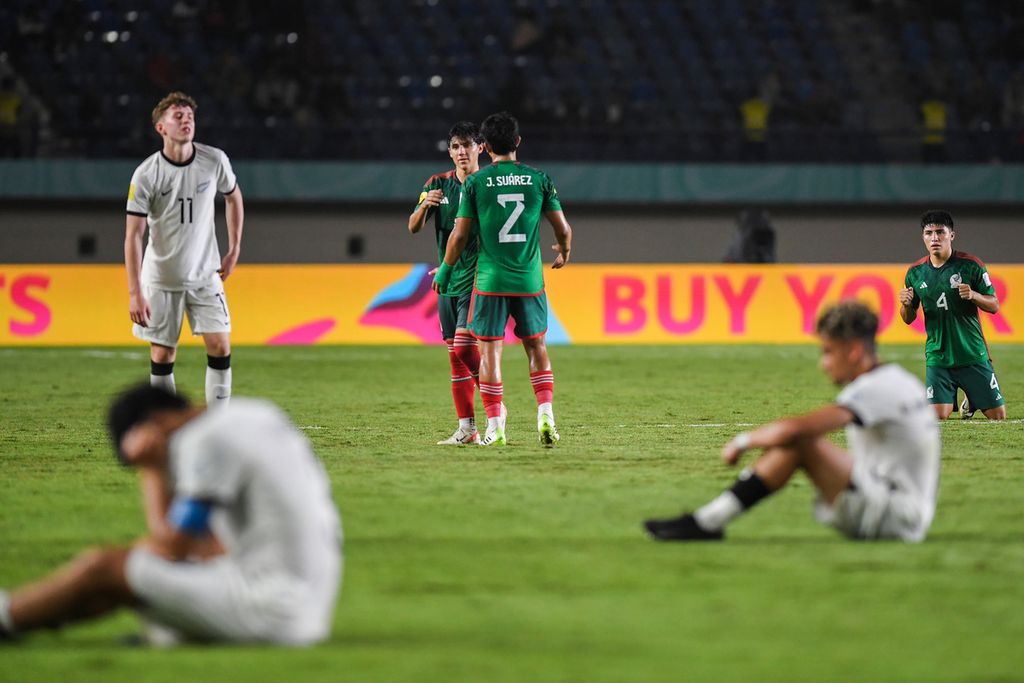 Ekspresi para pemain Meksiko (tengah) seusai melawan Selandia Baru pada laga babak penyisihan Grup F Piala Dunia U-17 2023 di Stadion Si Jalak Harupat, Kabupaten Bandung, Jawa Barat, Sabtu (18/11/2023). Meksiko menang 4-0.