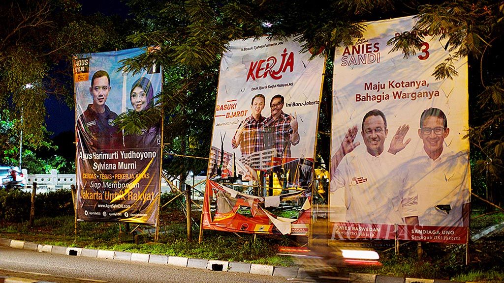 Baliho sosialisasi tiga pasangan calon untuk pemilihan gubernur dan wakil gubernur DKI Jakarta terpasang di kawasan Duren Sawit, Jakarta Timur, Jumat (3/2). KPU DKI Jakarta akan menggelar pemungutan suara untuk Pilkada DKI Jakarta pada 15 Februari 2017. 