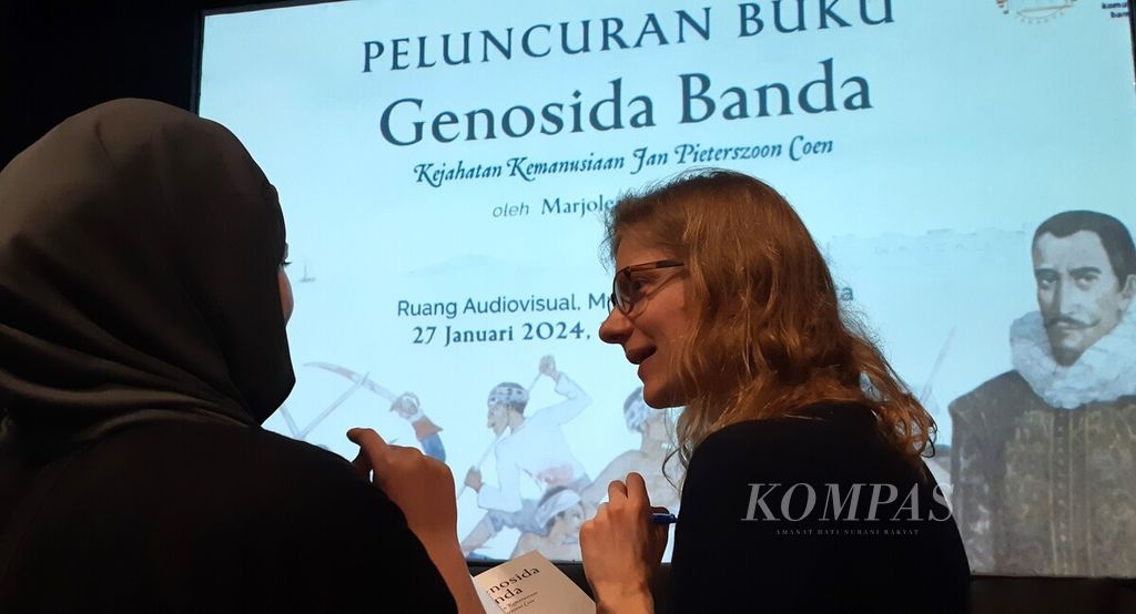 Penulis buku <i>Genosida Banda: Kejahatan Kemanusiaan Jan Pieterszoon Coen</i>, Marjolein van Pagee (kanan), berbincang dengan pengunjung di Museum Sejarah Jakarta, Sabtu (27/1/2024).