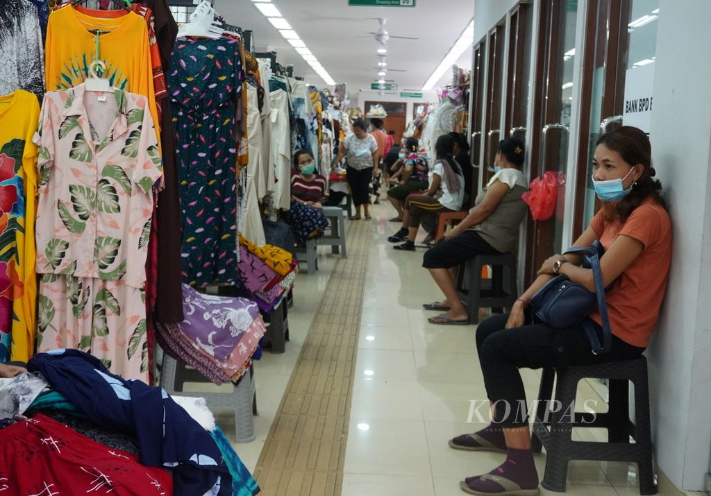 Pedagang menanti pembeli di Pasar Seni Sukawati, Kabupaten Gianyar, Bali, Senin (21/3/2022). Setelah sempat tutup karena pandemi, satu per satu pedagang di pasar itu mulai kembali membuka lapaknya. 