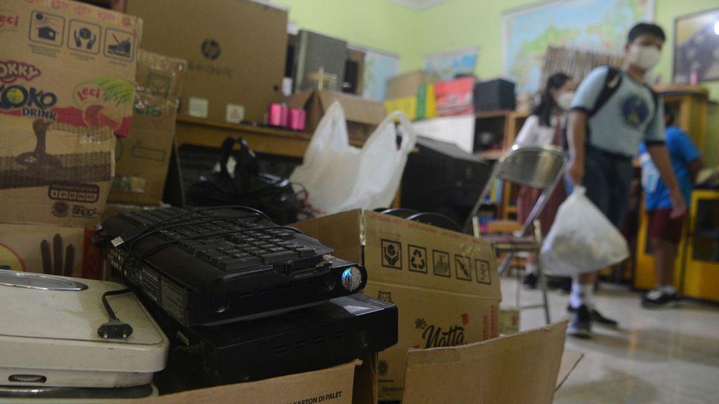 Berbagai barang yang telah menjadi sampah elektronik dikumpulkan di SD Santa Theresia Marsudirini 77, Kota Salatiga, Jawa Tengah, Rabu (22/9/2021). Sampah dari berbagai barang elektronik yang tidak dikelola dengan baik saat sudah dibuang. 