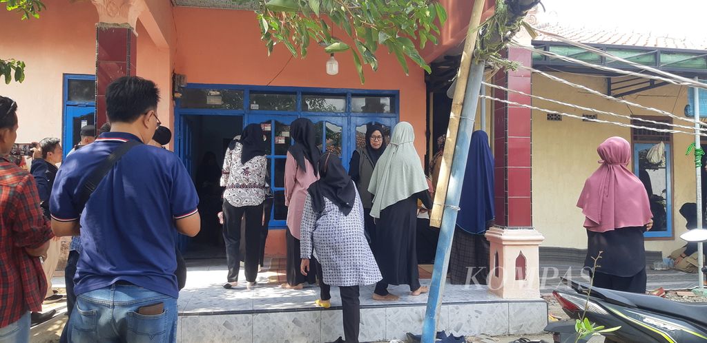 Sejumlah warga melayat di rumah duka FF (12) di Desa Getasan, Kecamatan Depok, Kabupaten Cirebon, Jawa Barat, Sabtu (4/11/2023). Siswa sekolah menengah pertama itu meninggal dunia karena diduga bunuh diri.